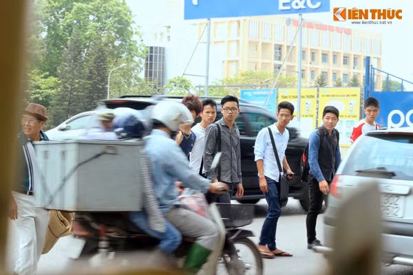 Muốn sang sang đường người dân, sinh viên phải đi thành từng tốp để cho các phương tiện đang lưu thông quan sát thấy.