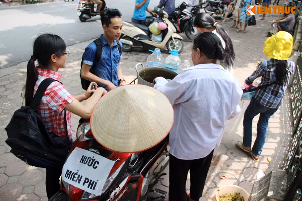 Việc làm từ thiện của bà Thũng mới bắt đầu mấy hôm nay nhưng đủ khiến cho hàng trăm người dân cảm kích.