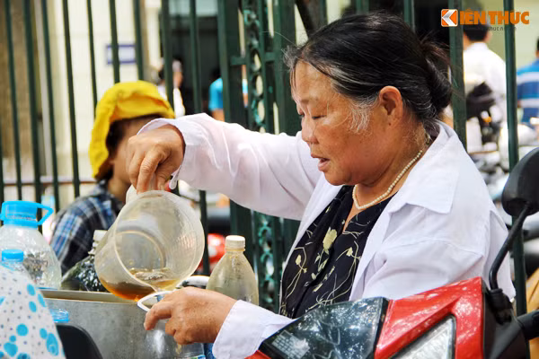 Bà Thũng cho biết, việc nấu nước vối rồi đem đến cổng Bệnh viện K mời mọi người uống miễn phí xuất phát từ "tấm lòng của bản thân chứ không ai bắt làm". "Mấy tháng trước, lúc đi bán hàng rong ngang qua đây, tôi thấy người dân vào khám bệnh rất khát nước, nhưng nhiều người vì khó khăn nên không dám bỏ tiền ra mua nước. Sự thương cảm với họ đã thôi thúc tôi làm như thế này. Tôi nấu nước cho người ta uống miễn phí thì thấy vui, hạnh phúc vì được giúp đỡ người khác, mặc dù gia đình tôi chẳng khá giả gì", bà Thũng chia sẻ.