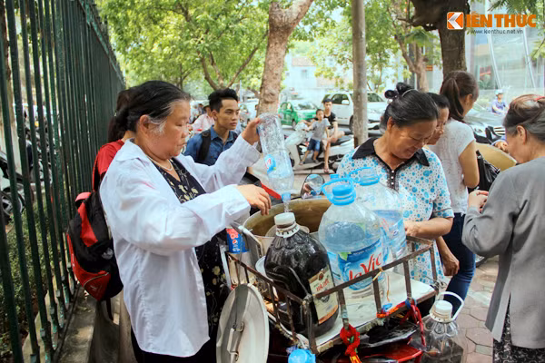 Theo tìm hiểu của phóng viên Kiến Thức, người phụ nữ mời nước vối miễn phí tên là Đinh Thị Thũng (sinh năm 1949, hiện đang sống ở phố Phúc Tân, quận Hoàn Kiếm, Hà Nội).
