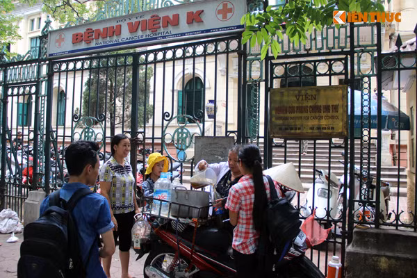 Mấy ngày nay, hàng trăm người nhà cùng người bệnh đến Bệnh viện K (Hà Nội) khám chữa ngạc nhiên khi thấy một bà lão có khuôn mặt phúc hậu dắt xe nước miễn phí, tận tình rót mời mọi người uống giữa thời tiết nắng nóng.