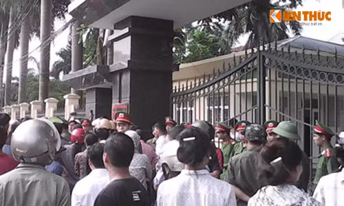 Hoa Binh: Vi sao 200 nguoi dan quay tru so UBND huyen?