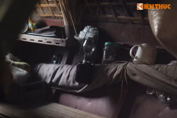 Cụ sống không có điện, mỗi đêm chiếc đèn dầu gần như trở thành "người bạn" duy nhất với cụ trong không gian chiếc thuyền chật hẹp.