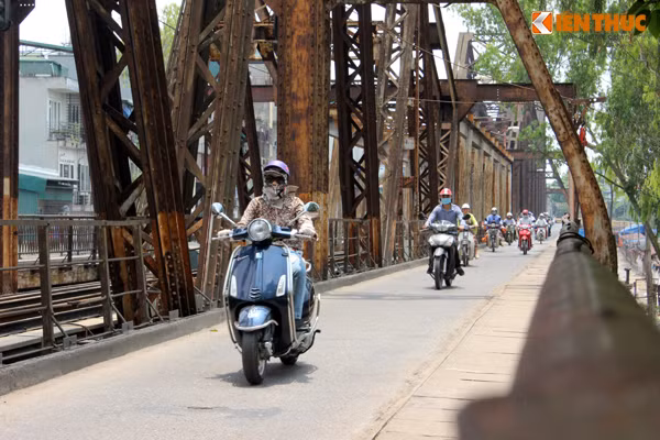 Đối với phụ nữ, tiến sĩ Lê Anh Tuấn (Phó giám đốc Bệnh viện Phụ sản Trung ương) cho rằng, việc tiếp xúc với nhiệt độ cao hơn nhiệt độ cơ thể ít ảnh hưởng đến khả năng sinh sản hơn so với nam giới, nhưng lại có thể gây các bệnh phụ khoa, viêm nhiễm.