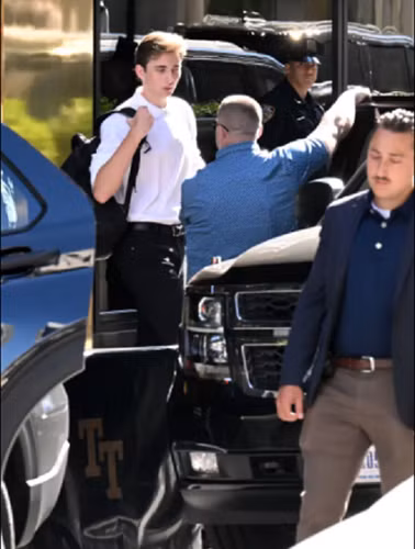 Sinh viên này nói với Daily Mail: "Mọi người muốn nói chuyện và chụp ảnh với Barron khi lần đầu nhìn thấy cậu ấy. Tuy nhiên, cậu ấy vẫn im lặng trong lớp cho đến giờ".