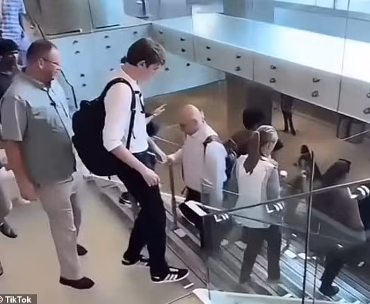 Là con trai út của ông Trump, Barron đã quen với việc mọi hành động của mình đều được đội mật vụ theo dõi.