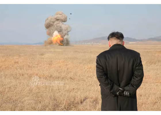 Nhà lãnh đạo Kim Jong-un đứng nhìn khoảnh khắc xe tăng bị bắn trúng.