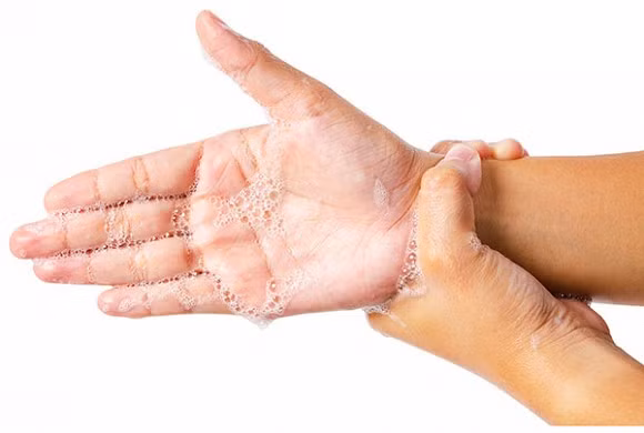 7. Cuối cùng, xoa cổ tay xung quanh và rửa tay thật kỹ.