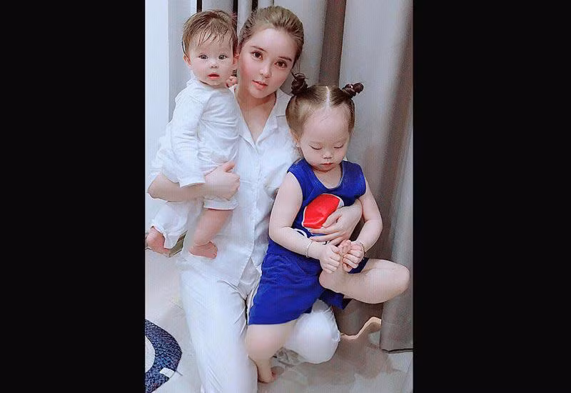 "Ngoài ra, trộm vía bé đầu tiên còn có được nước da trắng, tóc nâu vàng, mắt màu hổ phách, môi son, sống mũi cao giống hệt ông cố ngoại, tức là ông ngoại của mình. Ông ngoại mình là người Pháp, Tây chính gốc. Con gái mình có lẽ lai hơi xa (cười)".