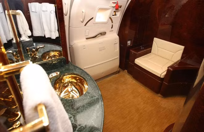 Phòng tắm trên chuyên cơ riêng Boeing 757 của Tổng thống Mỹ Donald Trump có bồn vệ sinh bọc da mềm, thanh treo khăn và bồn rửa mạ vàng.