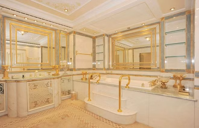 Dinh thự xa xỉ bậc nhất London này được bán đấu giá vào năm 2015 sau khi chủ nhân, một thành viên hoàng gia Saudi Arabia, không bán được nó với mức giá 393 triệu USD mà bản thân mong muốn. Sau đó, nó được một doanh nhân Trung Quốc mua với giá 275 triệu USD. Dinh thự này có phòng tắm xa xỉ với bồn rửa nạm ngọc, bồn tắm của hãng Baldi và các chi tiết mạ vàng.
