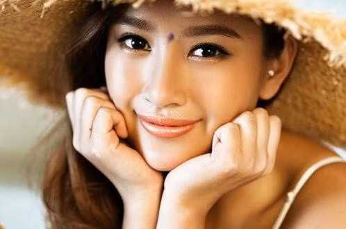 Con trai sở hữu nốt ruồi ở vị trí này dễ dàng có được quyền lực, không sớm thì muộn ắt sẽ gây dựng được cơ đồ hơn người khác. Ngược lại, con gái sẽ có số vượng phu ích tử, là hậu phương vững chắc giúp chồng thăng tiến trong công việc. Tuy nhiên, những người này thường sẽ gặp đôi chút trục trặc về tình yêu, cuộc sống gia đình trước khi sự nghiệp đi lên. 