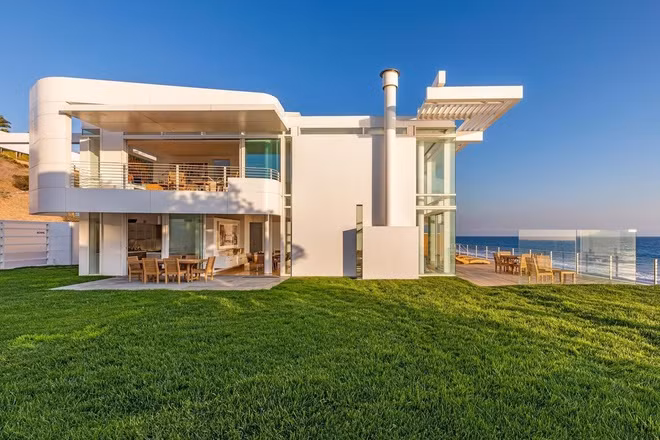 Ngôi nhà có diện tích hơn 500 m2 với 5 phòng ngủ và 7 phòng tắm, được vị tỷ phú cùng vợ mua với giá 5 triệu USD vào năm 2001. Bên cạnh căn biệt thự chính cho gia chủ, bất động sản còn có một ngôi nhà nhỏ nhắn nằm kế bên để phục vụ cho việc tiếp khách.