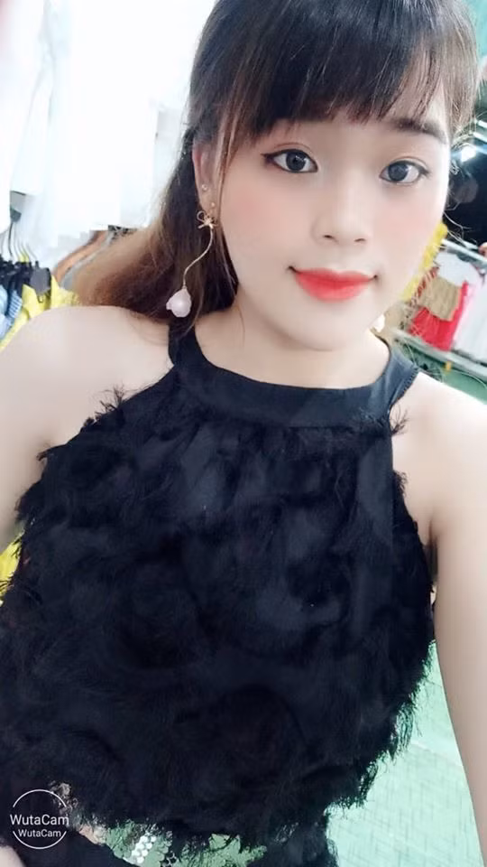 Sau khi tham gia Thách Thức Danh Hài, Ngân Thảo đến từ Đồng Tháp là cái tên được mọi người quan tâm trên mạng xã hội. Với tài năng diễn xuất cùng ngoại hình đặc biệt bị sún 9 chiếc năng, cô nàng nhanh chóng trở thành hiện tượng mạng và có nhiều người hâm mộ. Sau khi nổi tiếng, "thánh sún" Ngân Thảo đã có những thay đổi khác biệt về nhan sắc khiến cộng đồng mạng tranh cãi.