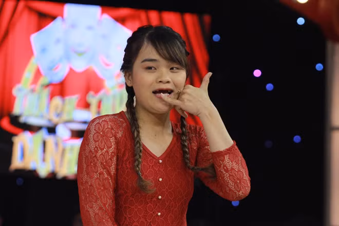 Trước đó trong chương trình Thách Thức Danh Hài, “thánh sún” Ngân Thảo đã gây ấn tượng với vẻ mặt ngây ngô, dễ thương và diện mạo mất nửa hàm răng trên. Cô cho biết bản thân từng bị viêm nên biến chứng mất đi chín chiếc răng. Cô nàng đã vượt qua năm phần thi và xuất sắc mang về số tiền thưởng là 100 triệu đồng. Trong chương trình “thánh sún” cũng khiến người khác xúc động khi rớm nước mắt chia sẻ rằng bản thân phải bỏ dở việc học vì mẹ tai biến, gia đình lại khó khăn.