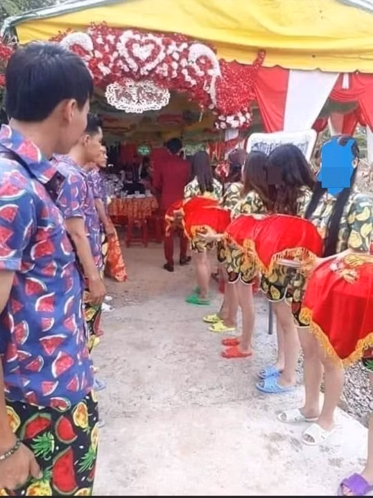 Mac thu do nay, dan be trap khien dan mang phai 