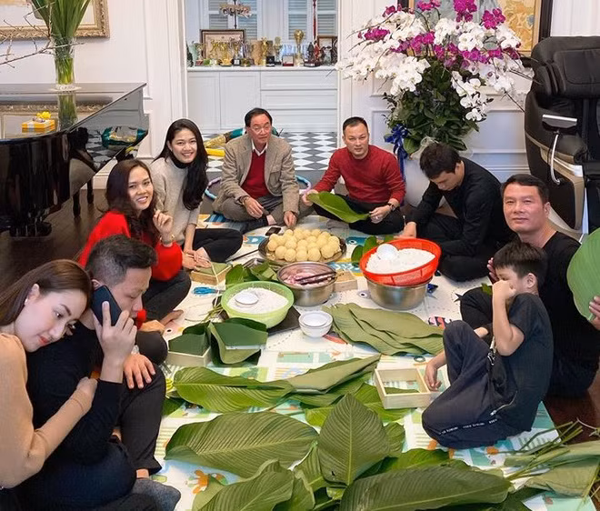 A hau Thanh Tu va chong tat bat goi banh chung don Tet