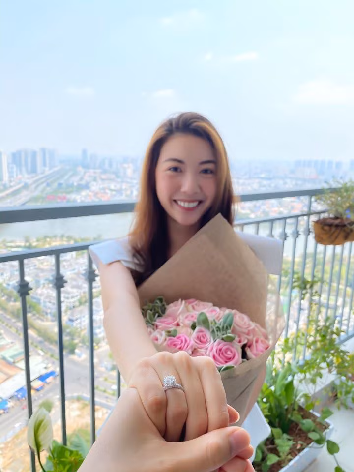 A hau Thuy Van bat ngo khoe nhan kim cuong ban trai cau hon dung 8/3