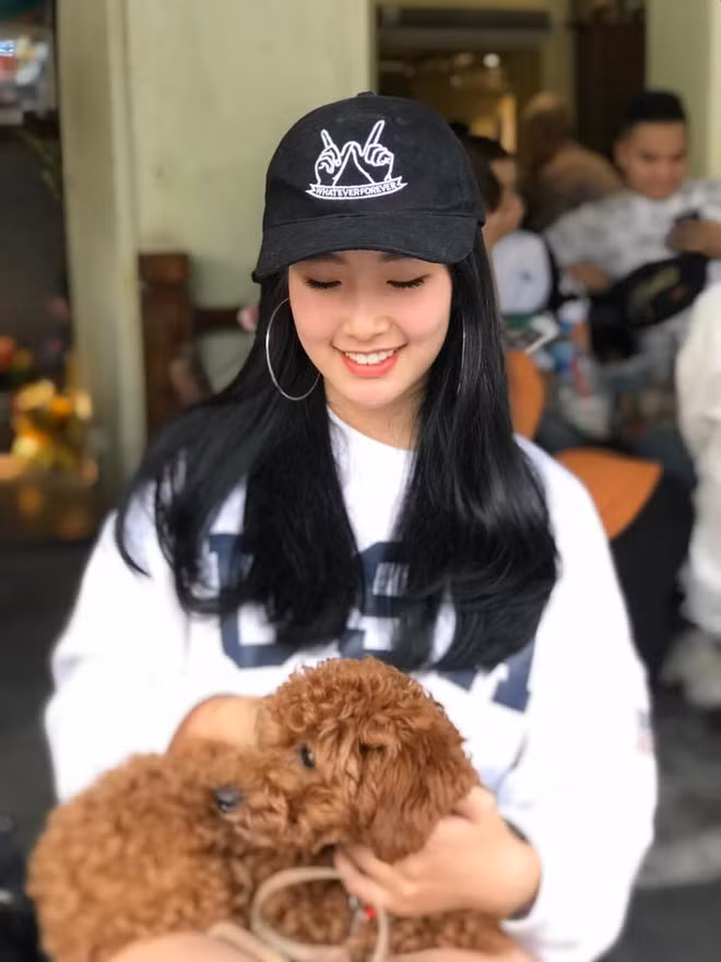 Trên mạng xã hội, tân hoa khôi Nữ sinh thanh lịch thủ đô 2019 được nhiều người dành nhiều lời khen về nhan sắc. Cô sở hữu vóc dáng thon gọn, số đo 3 vòng chuẩn cùng đường nét gương mặt nổi bật với sống mũi cao, đôi môi chúm chím và nụ cười duyên.