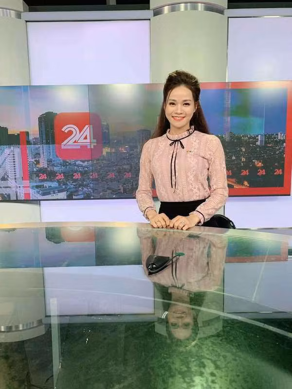 Sinh năm 1983, Thu Hương gây ấn tượng bởi vẻ ngoài xinh đẹp cùng lối dẫn dắt đầy thông minh, nhạy bén. Bên cạnh đó, phong cách thời trang đầy tinh tế cũng góp phần không nhỏ giúp nữ BTV hoàn thiện hình ảnh đẹp trong mắt khán giả.