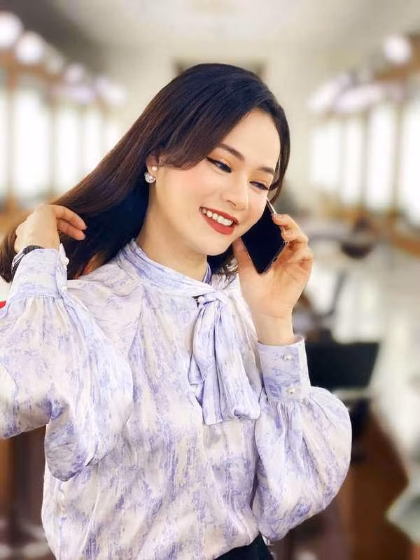 Từ áo blouse đính bèo nhún đến tay bồng điệu đà, tất cả đều được nữ BTV khéo léo lựa chọn, phối hợp với chân váy, hoàn thiện tổng thể chuẩn hài hoà. Chiếc áo blouse với phần hoạ tiết loang màu tím cùng điểm nhấn là chi tiết thắt nơ lớn ở cổ đem tới nét dịu dàng, nữ tính cho phong cách Thu Hương.