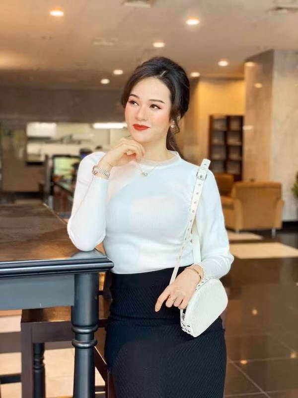 Khi đi làm, Thu Hương luôn theo đuổi phong cách diện đồ lịch sự, nhã nhặn để bảo toàn hình ảnh chỉn chu trong mắt công chúng. Còn khi bước ra khỏi trường quay, nữ BTV tuổi 37 lại trở về là một mỹ nhân vô cùng sành điệu. Sang trọng, nữ tính cùng chút gì đó trẻ trung, năng động là những người mà người ta có thể trông thấy rõ nhất ở phong cách ăn mặc khi ra phố của Thu Hương. Bên cạnh đó, việc diện thêm những món phụ kiện hàng hiệu sẽ giúp cô nâng tầm phong cách, hoàn thiện vẻ ngoài chuẩn thời thượng.