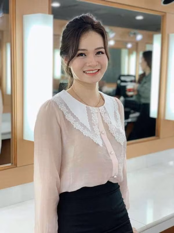 Thu Hương được biết tới là một trong những BTV sở hữu ngoại hình xinh đẹp cùng phong cách thời trang đầy tinh tế, được biến tấu vô cùng linh hoạt, bắt mắt.