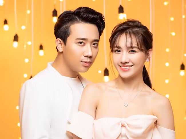 Câu chuyện của Trấn Thành - Hari Won trở thành tiêu điểm nóng suốt một thời gian trên mạng xã hội. Xuất phát từ mối quan hệ đồng nghiệp, hai người thành đôi sau dự án phim "Bệnh viện ma". Chuyện sẽ chẳng có gì nếu Hari Won chỉ vừa mới chấm dứt mối tình 9 năm với Rapper Đinh Tiến Đạt. Cũng vì lý do này nên suốt thời gian hẹn hò, cặp đôi liên tục hứng chịu nhiều "gạch đá", bình luận khiếm nhã từ dư luận. Thậm chí vì áp lực dư luận, Hari Won từng stress và căng thẳng tới mức nhập viện.
