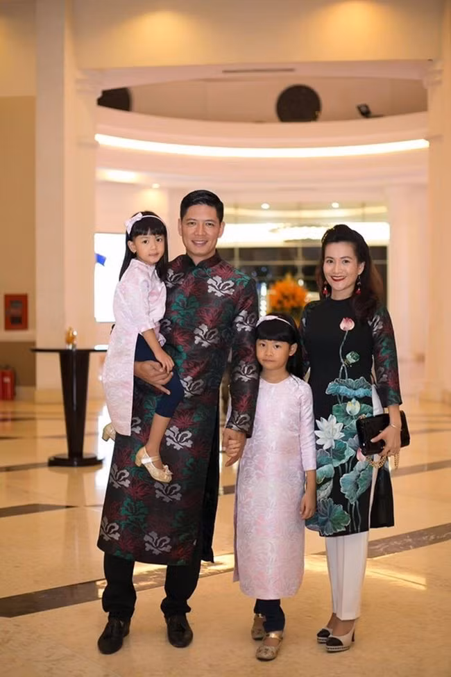 Thế nhưng, sóng gió hôn nhân không ngừng ập đến khi Bình Minh liên tiếp dính vào những ồn ào tình ái ngoài luồng với Thanh Thảo, Trương Quỳnh Anh. Tưởng chừng Anh Thơ sẽ “điêu đứng” trước sự đào hoa của chồng và hôn nhân tan vỡ, thì nữ doanh nhân trước mọi biến cố vẫn luôn giữ im lặng cho đến nay và tiếp tục tận tâm hỗ trợ ông xã. Từ chỗ không được lòng khán giả, Anh Thơ khiến nhiều người nể phục vì không chỉ thành đạt mà còn bản lĩnh và biết vun vén cho tổ ấm. Bình Minh và vợ đã có với nhau 2 cô công chúa.