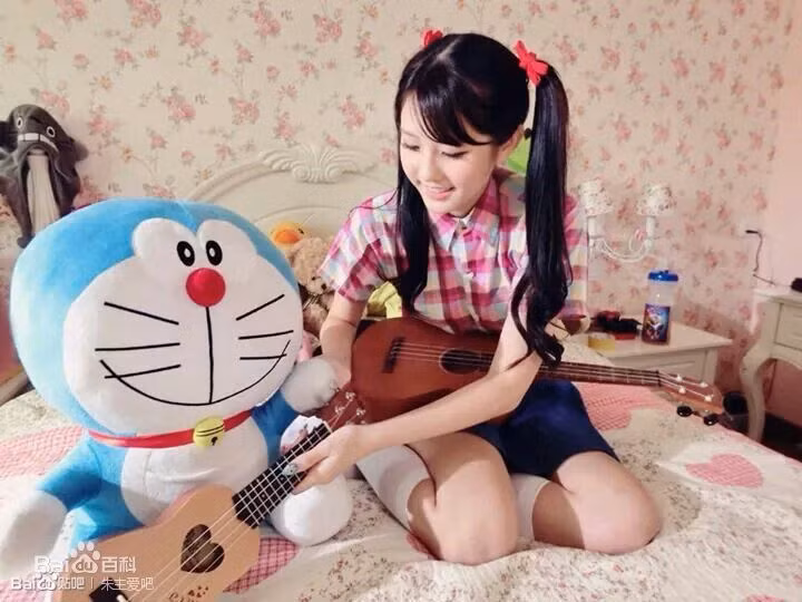 Chu Chủ Ái là ca sĩ, diễn viên thuộc công ty giải trí RED People.