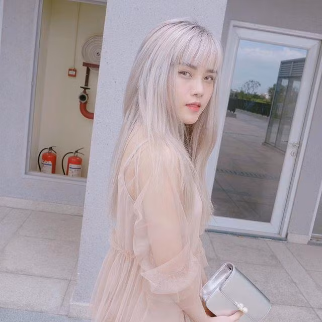 Thật khó để chọn Thiều Bảo Trâm hợp với màu tóc nào hơn vì cô nàng trông xinh đẹp trong mọi màu tóc. Mái tóc màu bạch kim mang lại dáng vẻ thơ mộng và siêu thực cho người đẹp sinh năm 1994.
