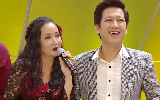 Ít ai biết Trường Giang của thời thanh xuân từng yêu Ốc Thanh Vân say đắm. Đó là chuyện tình đơn phương từ khi ngồi trên ghế giảng đường. "Cách đây 14 năm, Trường Giang yêu thầm Ốc Thanh Vân”, nam danh hài từng cho biết. Tuy nhiên, tình cảm này được chôn chặt vì thời điểm đó, Trường Giang nghĩ mình không xứng để theo đuổi đối phương.