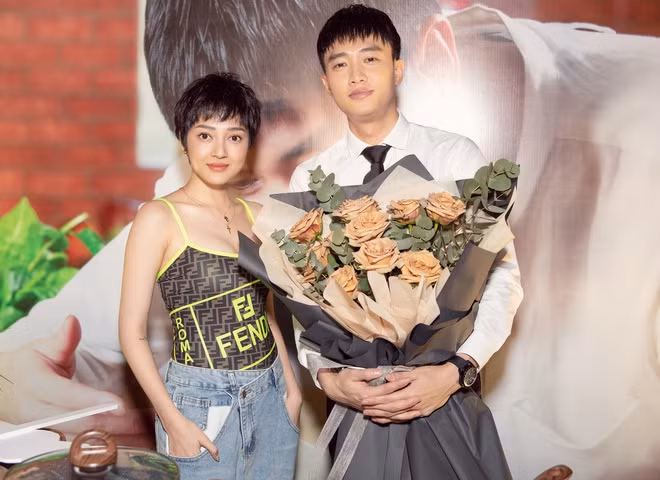 "Khi đóng chung phim, nếu nói không rung động trước Bảo Anh là nói dối. Làm sao mà thờ ơ trước người xinh đẹp như vậy được? Tôi cũng có thích cô ấy nhưng chỉ để trong lòng, không dám thể hiện. Tôi biết mình ở đâu, không tự tin để nghĩ đến chuyện xa hơn. Tôi không những nghèo, đi xe máy, sự nghiệp cũng chưa tới đâu, trong khi đó Bảo Anh đi xe hơi, nổi tiếng. Giữa chúng tôi có khoảng cách rất lớn, không thể tồn tại tình yêu. Vì vậy, tôi xác định chỉ yêu quý Bảo Anh như một đồng nghiệp", Quốc Trường thú nhận với Zing.vn. Hiện tại, họ vẫn xem nhau như những người bạn tốt.