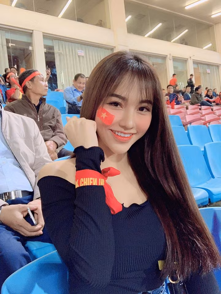Bạn gái cầu thủ Hoàng Đức được dân mạng khen ngợi nhan sắc xinh đẹp ở mọi góc nhìn.