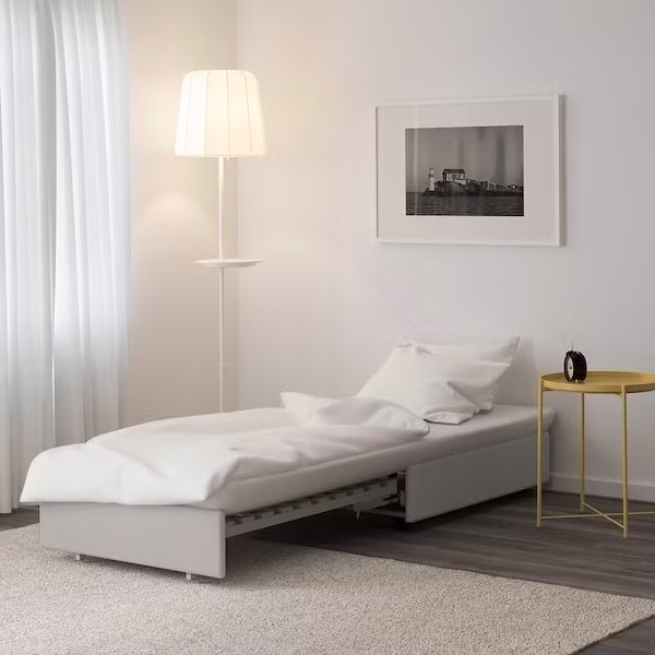 Chiếc ghế sofa có thể biến thành chiếc giường đơn khi bạn có nhu cầu.