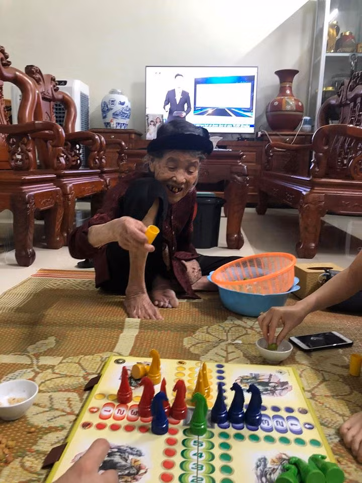Nghi dich cac chau ru ba noi 90 tuoi choi co ca ngua, ai ngo gap 