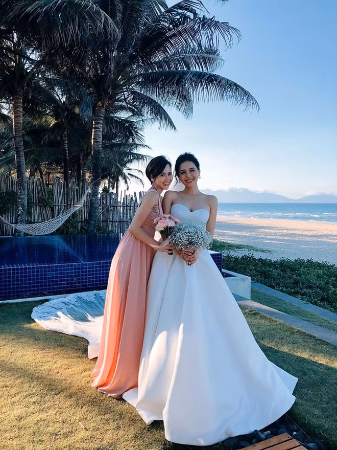 Trong đó, MC Thu Hoài và Huyền Lizzie - hai người bạn thân nhất của Phanh Lee - đảm nhận vai trò phù dâu. Nữ diễn viên hạn chế chia sẻ hình ảnh của bản thân, đặc biệt là chú rể lên mạng xã hội.