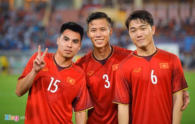 "Thánh lầy" Phạm Đức Huy chúc mừng nhưng không quên "cà khịa" đàn anh của mình. Dù ít hơn Quế Ngọc Hải 2 tuổi, "hoàng tử bánh gấu" lại gọi Hải Quế là em: "Chúc ông em tuổi mới ok". Cách xưng hô tếu táo khiến dân mạng thích thú vì sự thân thiết, vui vẻ của các cầu thủ.