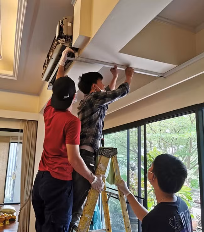 Anh Chutiphong đã nói chuyện với một người bạn và bắt đầu điều hành dịch vụ vệ sinh điều hòa.