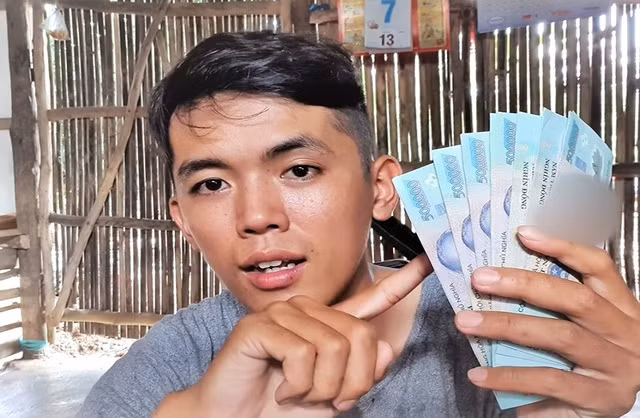 YouTuber phu ho bi to gia ngheo, co ca doi ngu quay phim: Su that soc-Hinh-2