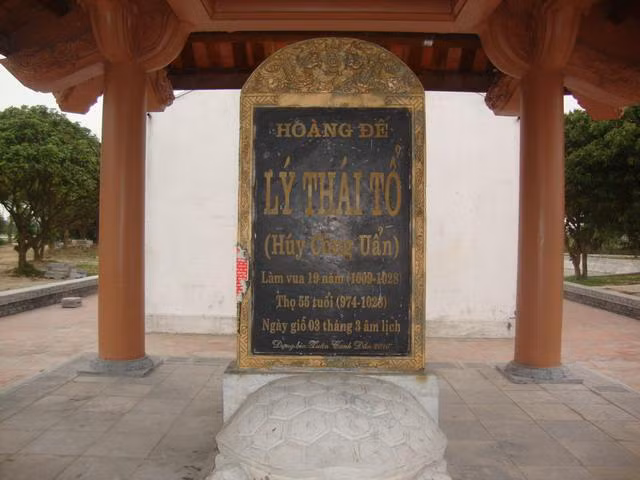 Sau khi qua đời, Lý Công Uẩn được an táng ở Thọ Lăng tại phủ Thiên Đức (Bắc Ninh), truy tôn miếu hiệu là Thái Tổ, thụy hiệu Thần Vũ hoàng đế.
