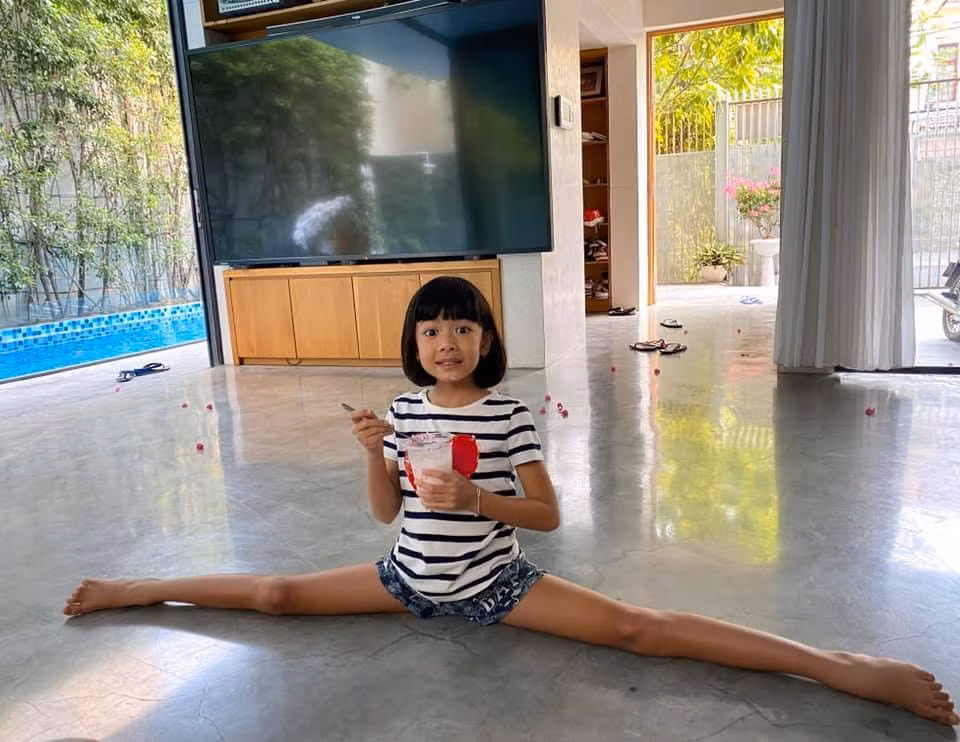 Nhóc tỳ thứ hai nhà Bình Minh – bé An Như gây sốt với ngoại hình giống bố như hệt và đôi chân dài thẳng tắp dù mới 8 tuổi. Nhiều khán giả thậm chí còn mạnh dạn dự đoán cô bé sau này lớn lên sẽ trở thành siêu mẫu hoặc hoa hậu với đôi chan dài miên man được thừa hưởng từ bố Bình Minh.