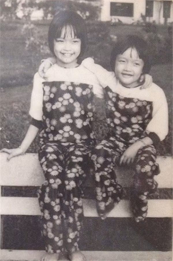 Năm 1992, Vân Trang - chị gái Vân Dung sở hữu một chiều cao nổi bật lại có nhan sắc ưa nhìn nên cả nhà động viên đi thi Hoa hậu Việt Nam. Và năm ấy may mắn, Vân Trang dừng chân ở top 10 còn Vân Dung cũng không kém phần khi vào top 15. Thời điểm ấy, những tưởng đi thi cho vui, ngờ đâu cả 2 cô con gái lại lọt top cao làm gia đình ai nấy đều phấn khởi. Vân Trang - Vân Dung lúc nhỏ.