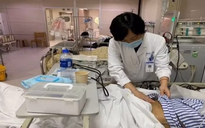 Chàng trai 18 tuổi phải chạy thận vì mỗi ngày đều uống thứ này Chang trai 18 tuoi phai chay than vi moi ngay deu uong thu nay
