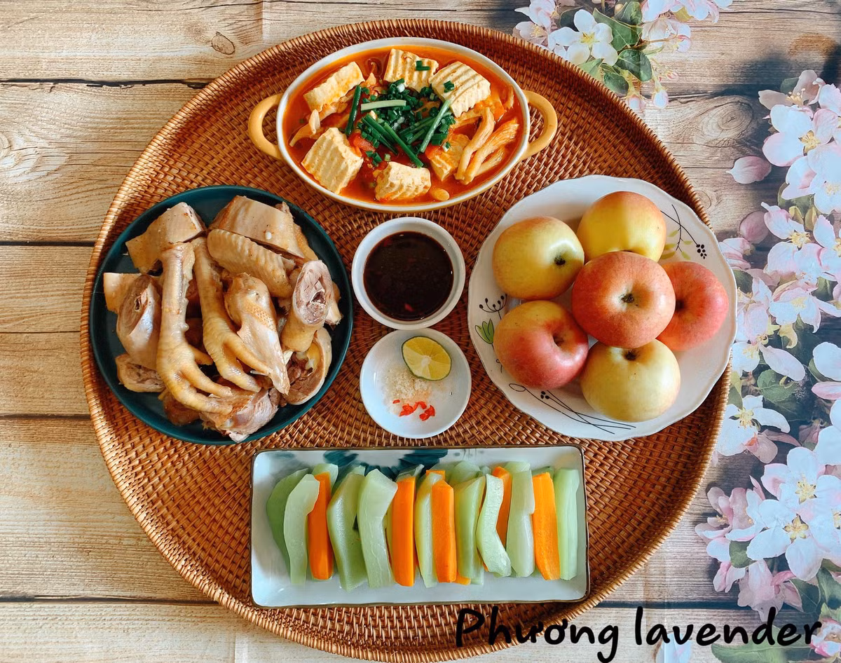 Về phần chi phí, giá cả của mỗi mâm cơm có thể dao động từ 70k - 200k tuỳ vào độ phức tạp của món ăn.