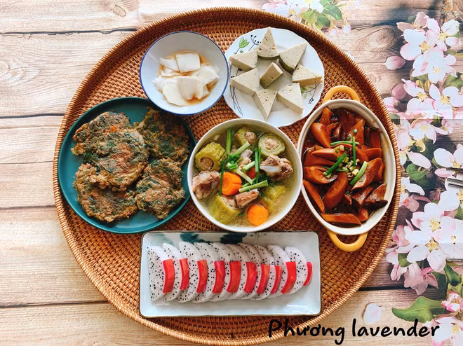 "Ngày xưa mình cũng như các cô gái khác, chẳng biết gì đâu. Lấy chồng rồi mình mới bắt đầu nấu ăn cho gia đình. Từ lơ ngơ vụng về, mình phải mua sách dạy nấu ăn về xem. Cứ nấu mãi cũng quen dần lên, giờ nấu không cần cân đo gia vị mà ước lượng là đạt chuẩn vị rồi, thích nấu món gì chịu khó lên Google hay YouTube xem qua là nấu được", chị Phương chia sẻ.