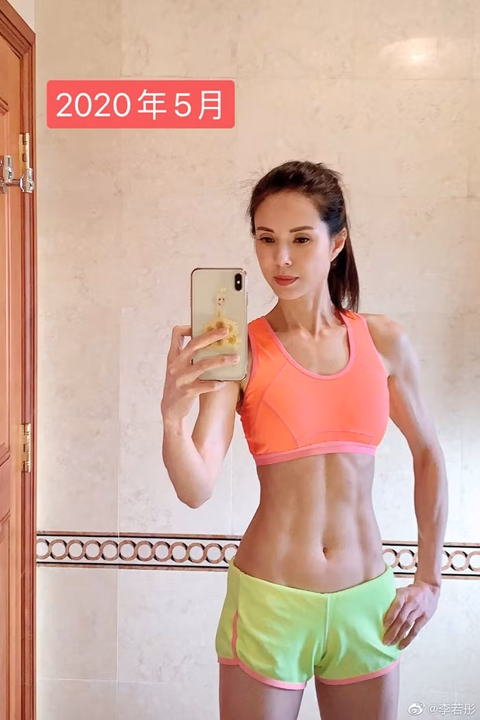 Trong tấm ảnh mới nhất mà Lý Nhược Đồng đăng tải, dễ dàng nhận thấy “cô cô” sở hữu vòng eo nhỏ nhắn nhưng săn chắc, body cân đối khiến nhiều người phải ghen tỵ. Sẽ thật khó tin khi biết Lý Nhược Đồng năm nay đã 47 tuổi, độ tuổi rất khó để giữ được vóc dáng hoàn hảo như vậy.