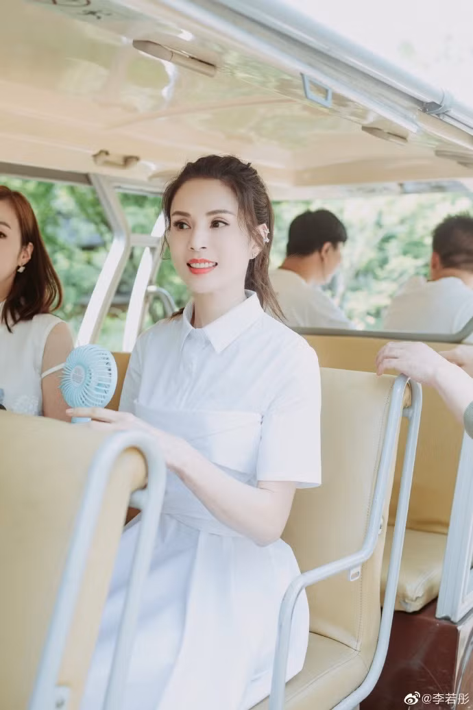 Bên cạnh đó, những tấm ảnh từ năm 2019 cũng cho thấy nữ diễn viên đã chăm chỉ tập luyện để giữ dáng cỡ nào. Ngoài ra, một vài tin đồn cho rằng “cô cô” khai gian tuổi từ 53 xuống 47. Tuy nhiên, điều này chẳng khiến Lý Nhược Đồng bị chỉ trích mà còn làm dân mạng ngưỡng mộ bởi nếu thực sự 53 thì khả năng giữ gìn nhan sắc, dáng vóc của Lý Nhược Đồng quá tốt rồi.