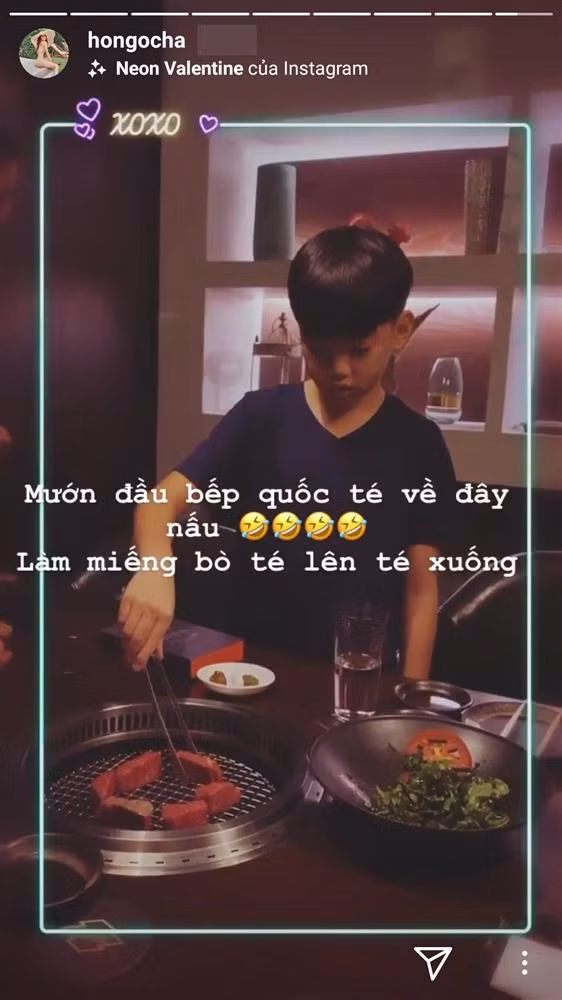 Hình ảnh khác do Hồ Ngọc Hà chia sẻ. Đó là khoảnh khắc Subeo rất tập trung nướng thịt, trông có vẻ chuyên nghiệp nhưng thực ra "làm miếng bò té lên té xuống".