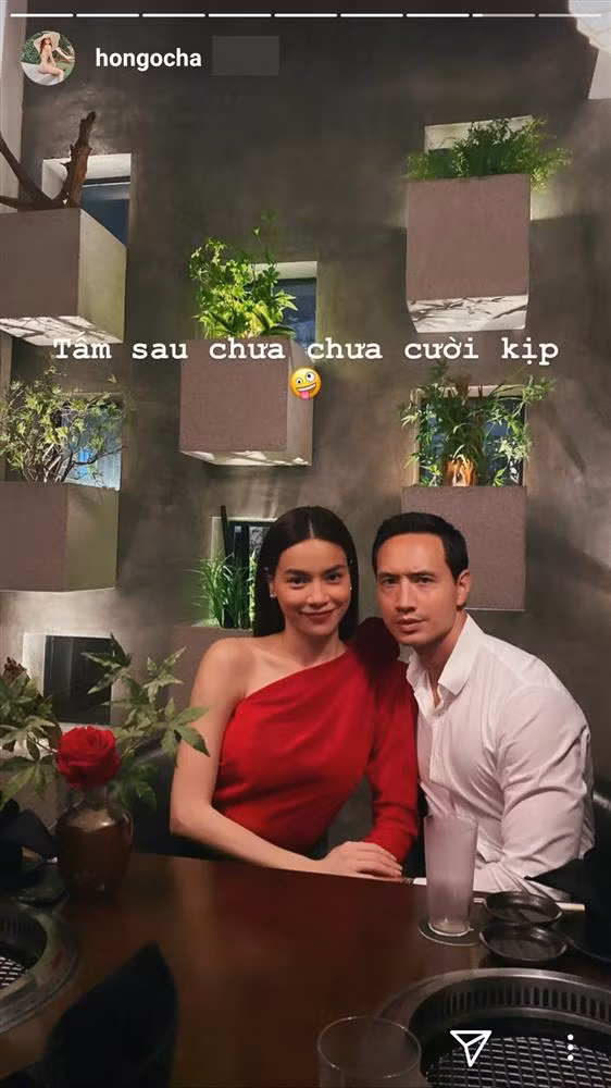 Trong bữa ăn, "nữ hoàng giải trí" nhờ quý tử chụp giúp tấm ảnh với Kim Lý làm kỷ niệm. Tuy nhiên, tay nghề của "phó nháy" Subeo có vẻ còn non nớt, khiến mẹ... hết hồn khi xem thành quả.